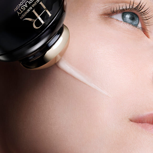 Aplicador de Helena Rubinstein Replasty Eye & Face Contour Concentrate dispensando crema en la mejilla de una mujer.