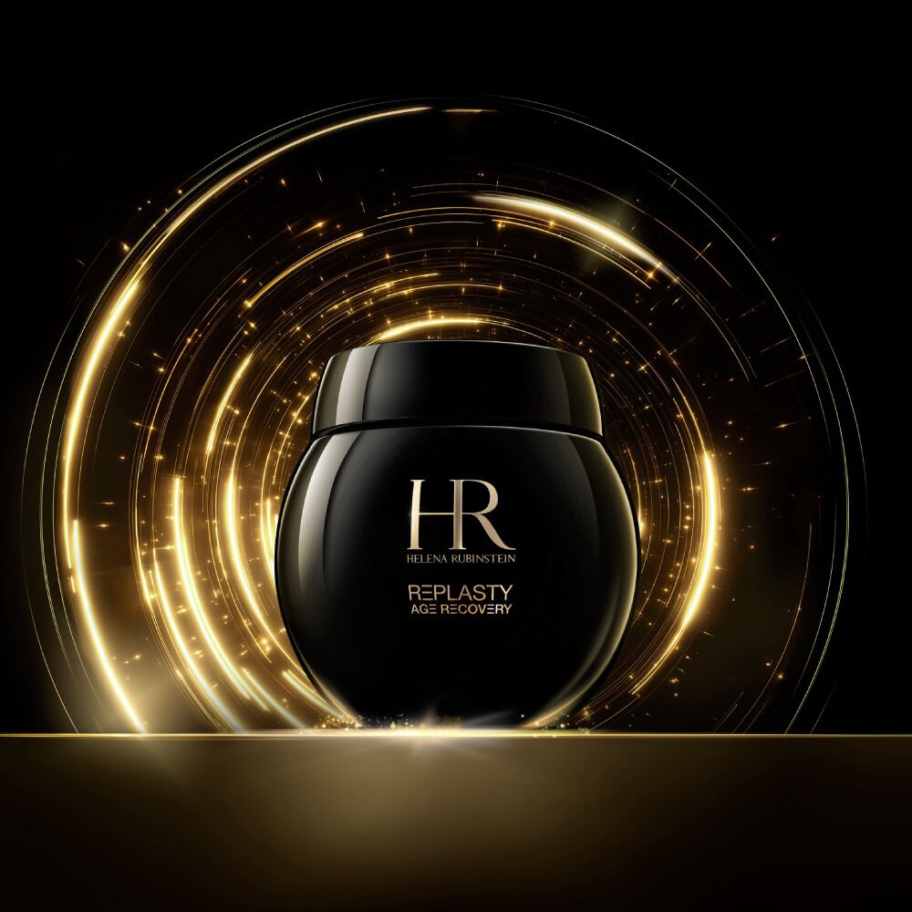 Un unico tarro negro de crema Helena Rubinstein Re-Plasty Age Recovery, resaltado por estelas de luz dorada sobre un fondo oscuro.