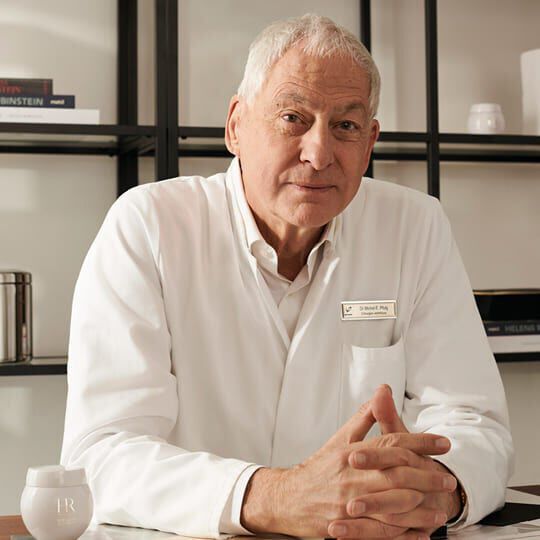 El Dr. Michel E. Pfulg, asociado con Helena Rubinstein REPLASTY, en un entorno profesional.