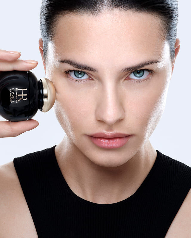 Adriana Lima se aplica Helena Rubinstein REPLASTY Age Recovery con su aplicador dorado.
