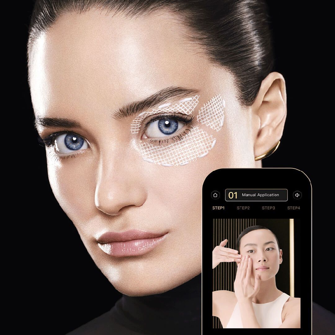 Primer plano del rostro de una mujer con parches oculares. Un telefono muestra un tutorial.