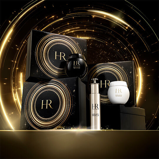 Una lujosa presentacion de productos Helena Rubinstein, con dos cajas de regalo negras adornadas con motivos dorados, una crema Re-Plasty Age Recovery en un tarro negro, un serum Re-Plasty Pro-Filler en un frasco plateado y una crema Re-Plasty Age Recovery en un tarro blanco. El conjunto se exhibe sobre una superficie dorada sobre un fondo negro con espirales luminosas doradas, evocando elegancia y refinamiento.