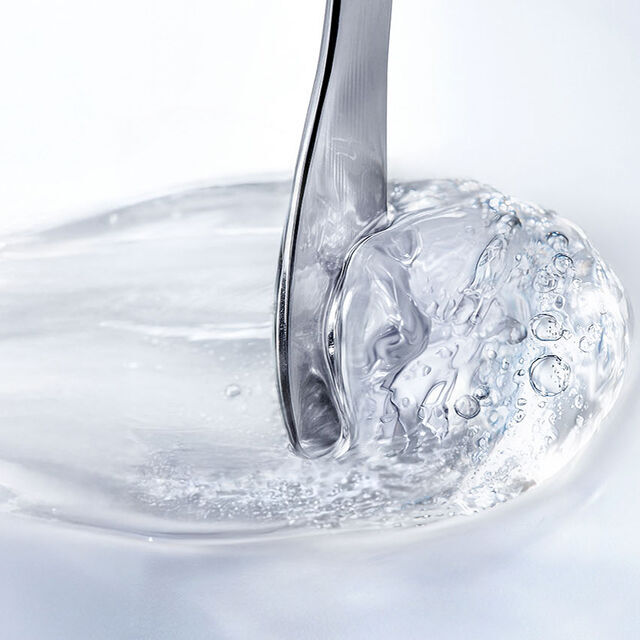 Sensorial and high-performance cleansing texture by Helena Rubinstein for a purified and soft skin feel.
