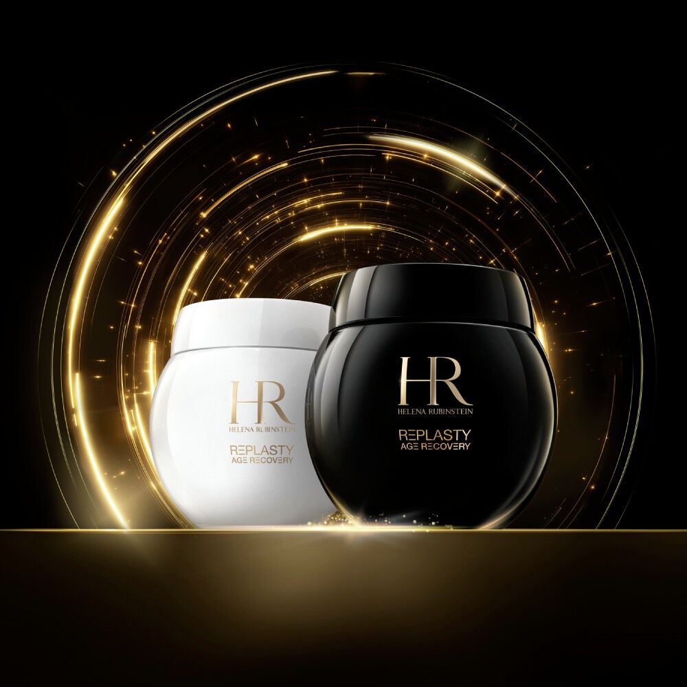 Cremas Helena Rubinstein Re-Plasty Age Recovery en tarros blancos y negros, rodeadas de estelas de luz dorada sobre un fondo negro.