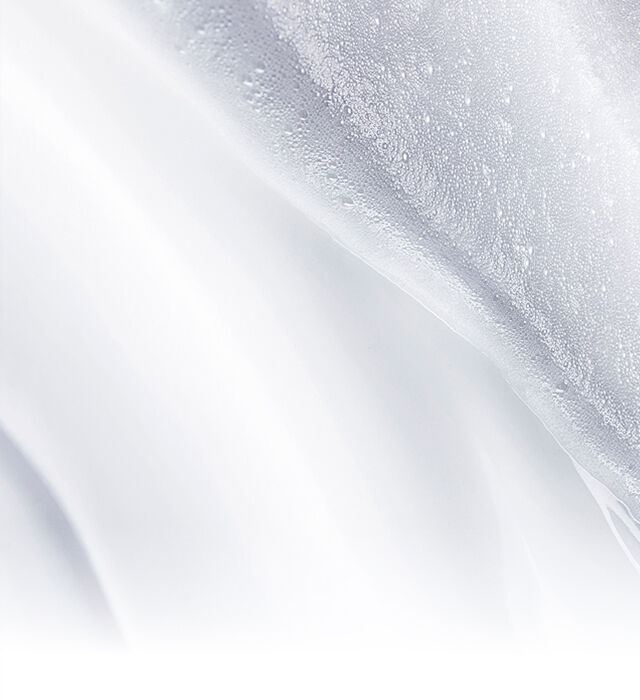 Primer plano de la textura transformadora de la crema limpiadora que se convierte en espuma.