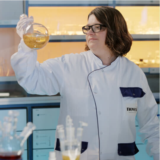 Cientifico formulando Pro-Xylane™ en laboratorio para la innovacion Helena Rubinstein Replasty. 