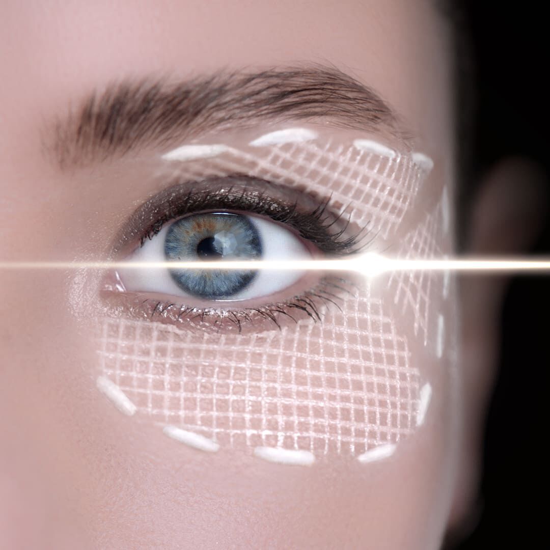 Toma macro del ojo de una modelo para Helena Rubinstein, con una superposicion de textura de "vendaje" futurista y un haz similar a un laser para demostrar la precision del cuidado Replasty Age Recovery para ojos en el remodelado del contorno de ojos.