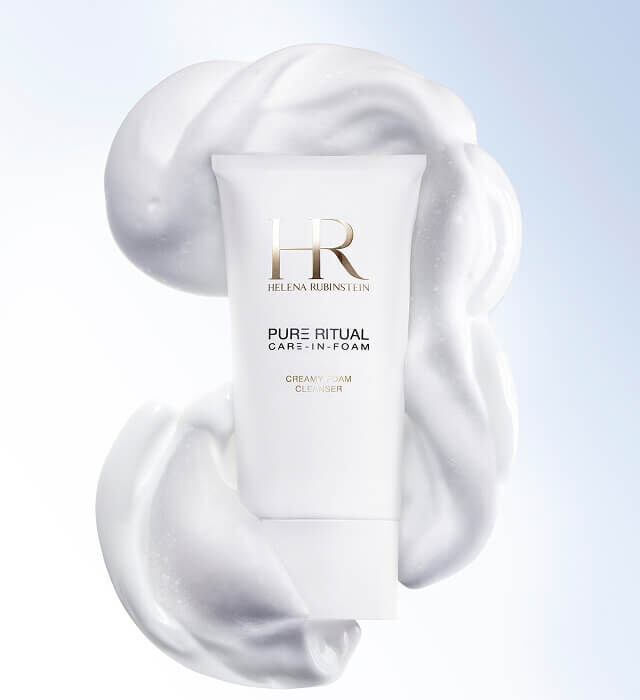 Tubo del limpiador Helena Rubinstein Pure Ritual Care-in-Foam rodeado de su textura densa en crema.