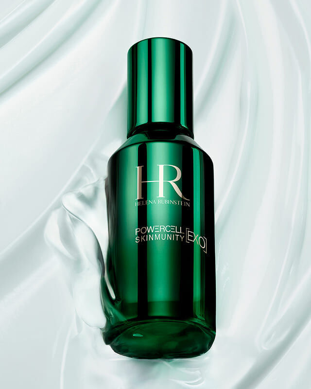 Frasco del serum Powercell Skinmunity [EXO], de textura sedosa, que destaca por su formula suave para pieles sensibles.