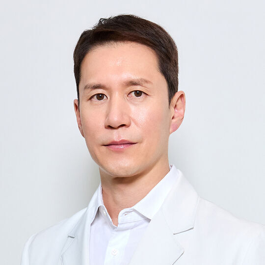 Retrato del Dr. Hong, destacado dermatologo de la clinica hus,hu y colaborador de Helena Rubinstein.