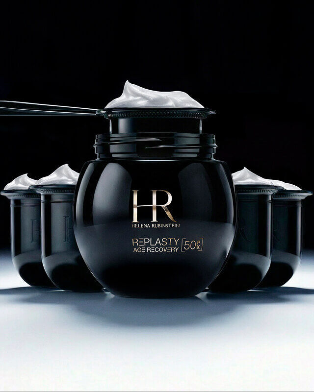 Tarro recargable Helena Rubinstein Replasty que destaca el ahorro de materiales respetuoso con el medio ambiente.