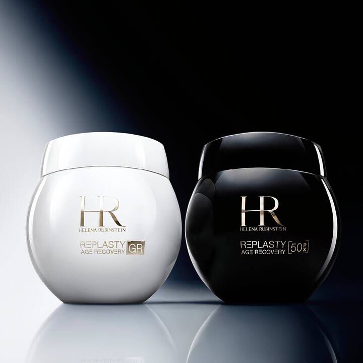 Dos frascos de productos para el cuidado del cabello expuestos sobre un fondo negro, en los que destacan su elegante diseno y su imagen de marca.