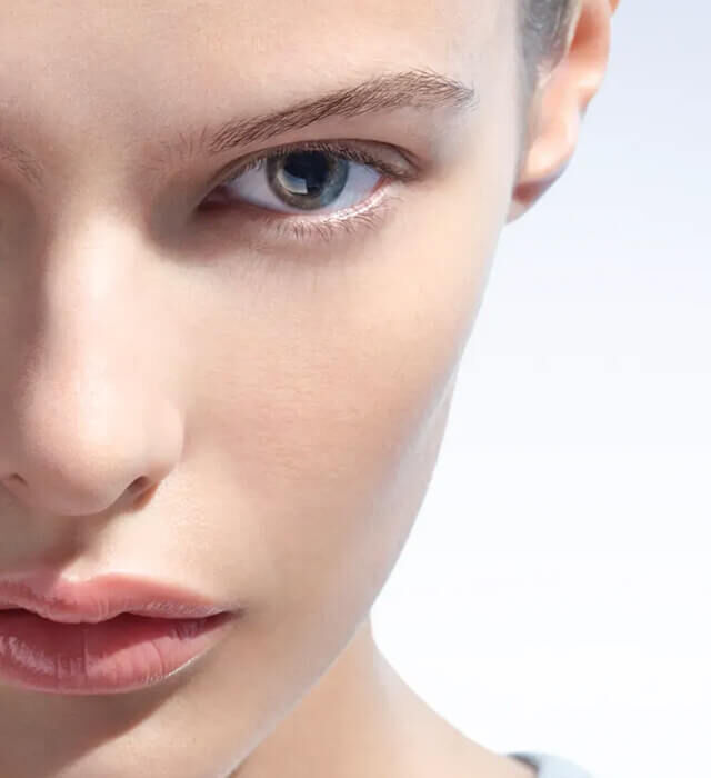 Modelo con piel limpia que ilustra los beneficios de Pure Ritual: elimina la contaminacion, mantiene la barrera cutanea y restablece el equilibrio.