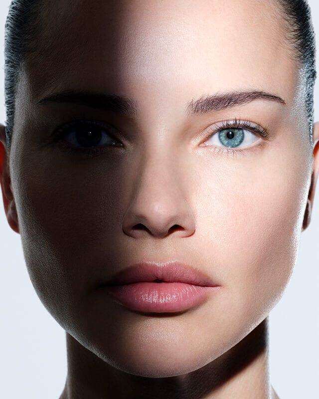 Rostro femenino con la crema Helena Rubinstein REPLASTY y su innovadora textura efecto venda en la mejilla.