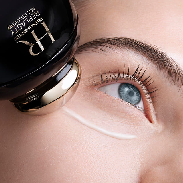 Aplicador de Helena Rubinstein Replasty Eye & Face Contour Concentrate dispensando crema en la mejilla de una mujer.