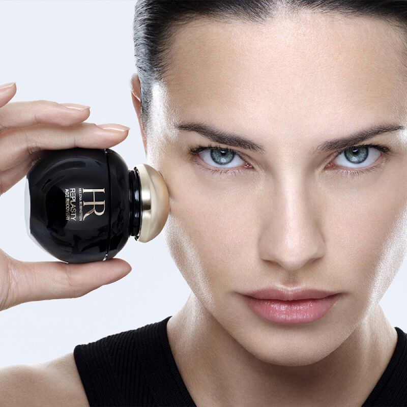 Adriana Lima con el tarro Replasty Age Recovery Helena Rubinstein​