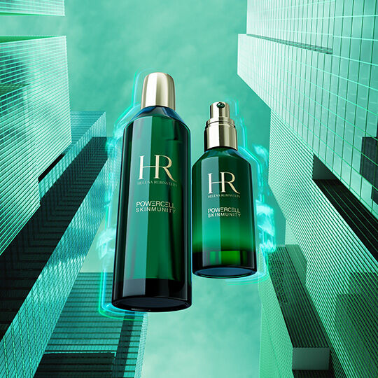 Sumergete en la innovacion de Helena Rubinstein con Powercell Skinmunity. Dos frascos esmeralda, guardianes de la inmunidad cutanea, se elevan sobre una metropolis futurista, prometiendo fuerza y luminosidad a tu piel.