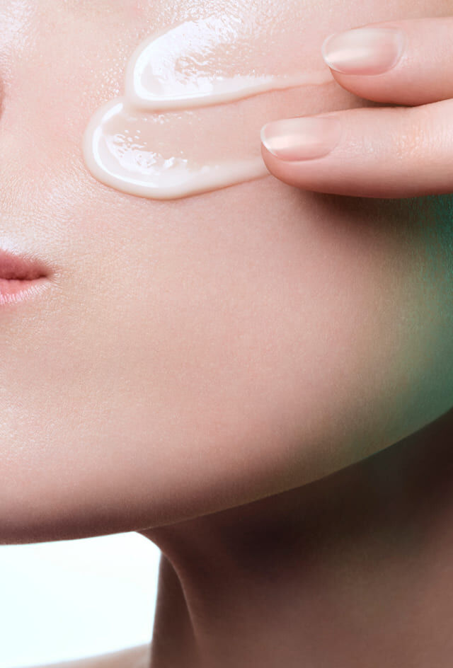 Aplicacion de Powercell Skinmunity [EXO] Serum en una mejilla, ilustrando una rapida absorcion.