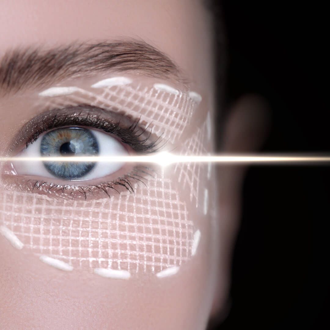 Primer plano de un ojo, con un patron de rejilla y un haz de luz cruzando.