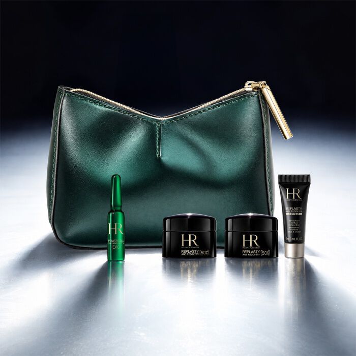 Un neceser de cosmeticos de Helena Rubinstein de color verde, expuesto frente a un paisaje luminoso y rodeado de cuatro productos de cuidado de la piel en miniatura.