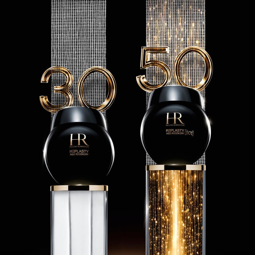 Dos tarros negros de crema "Helena Rubinstein Re-Plasty" sobre soportes, con los numeros dorados y luminosos "30" y "50" en el fondo, sobre fondo negro.