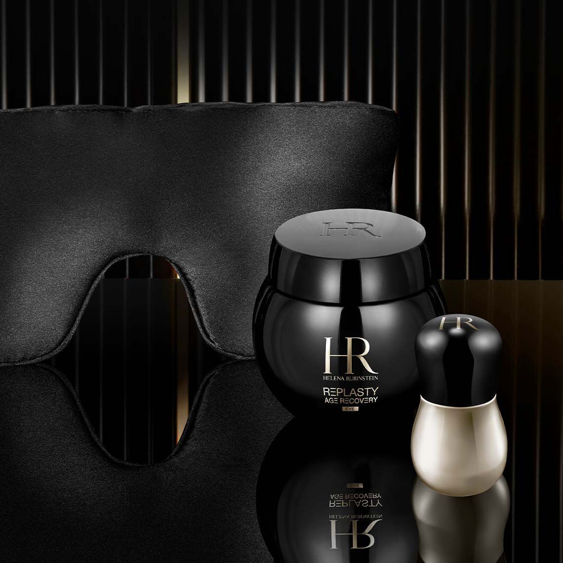 Tarro de Helena Rubinstein Replasty Age Recovery Eye Night Care presentado con un antifaz de seda de lujo y un aplicador de precision para ilustrar un ritual de reparacion ocular nocturno premium.
