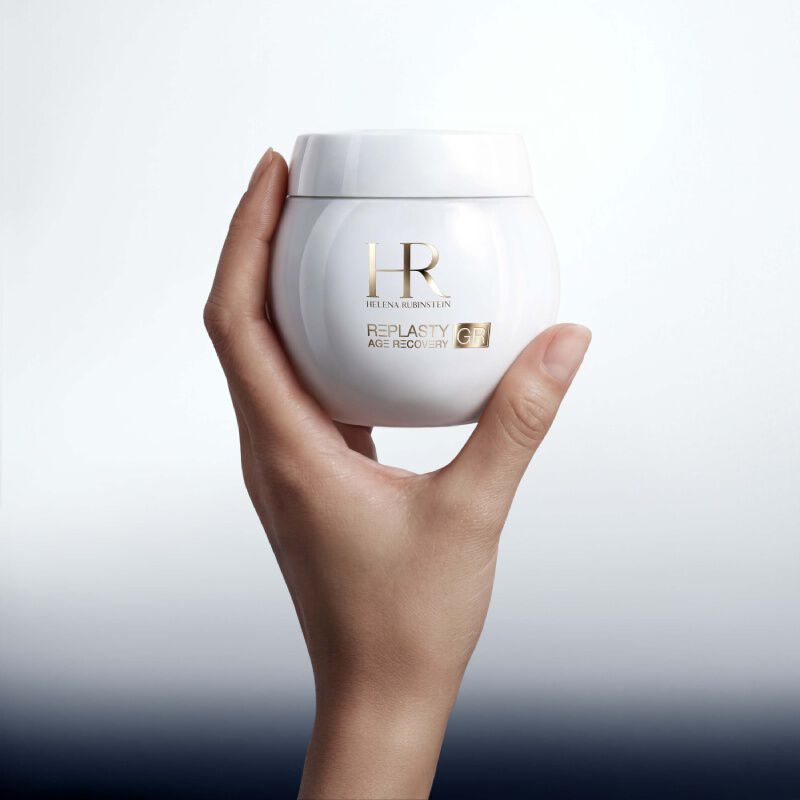 Mano sosteniendo tarro Helena Rubinstein RePLASTY Age Recovery.​