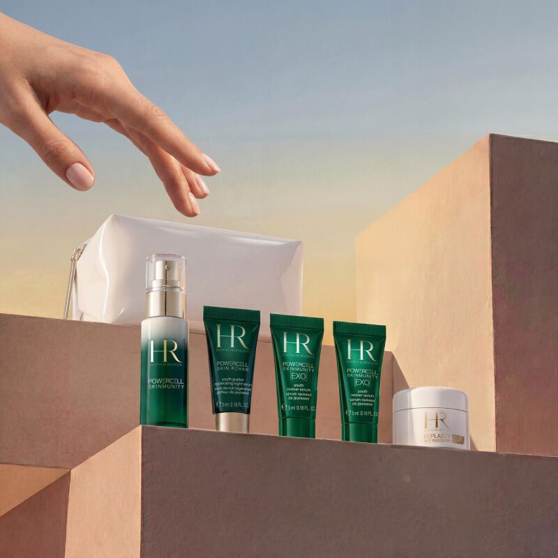 Set Helena Rubinstein y neceser blanco bajo una glicina.​