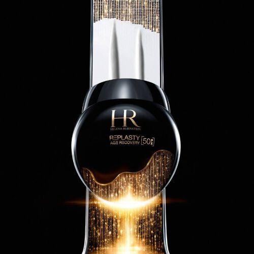 Banner Helena Rubinstein Re-Plasty Age Recovery: elegante tarro de crema negro, centrado, con reflejos dorados y elementos liquidos ambar en el fondo. Ambiente oscuro y lujoso.​