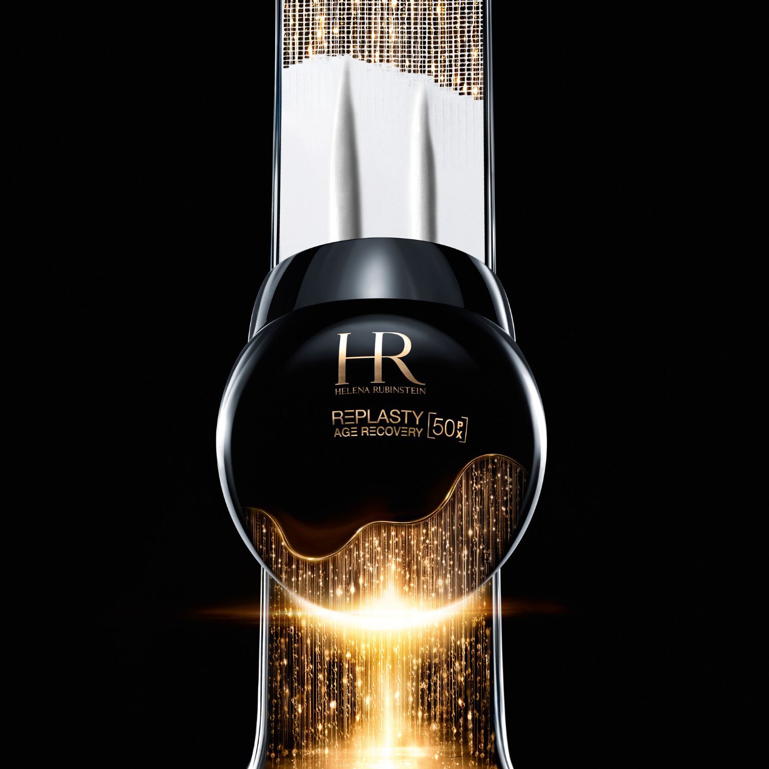 Tarro negro de crema Helena Rubinstein "Re-Plasty Age Recovery" sobre un soporte blanco iluminado por un haz de luz dorado y brillante, sobre fondo negro.